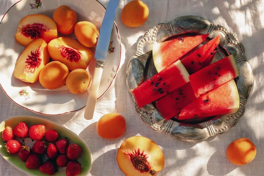 Há risco em comprar frutas ou vegetais cortados no mercado? Descubra