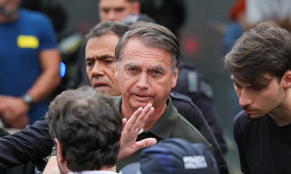 Boletim médico de Bolsonaro cita quadro de soluços acima da média
