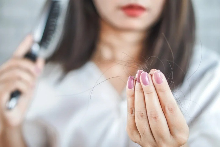 Anticoncepcionais podem causar queda de cabelo? Entenda a relação