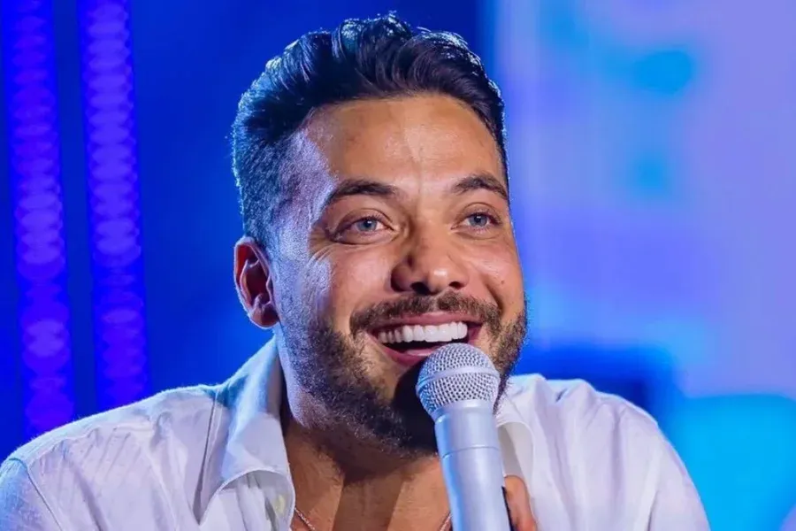 VÍDEO: Wesley Safadão interrompe show e faz apelo sobre eleições