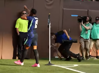 VÍDEO:Fotógrafo leva tombo ao tentar captar comemoração de Endrick