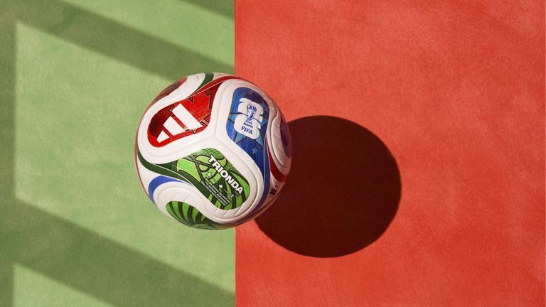 WhatsApp troca emoji da bola de futebol pela bola da Copa
