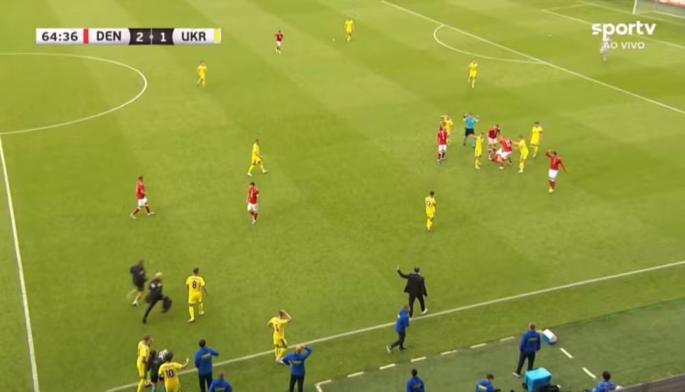 Eriksen passa mal em campo, e amistoso Dinamarca x Ucrânia é encerrado