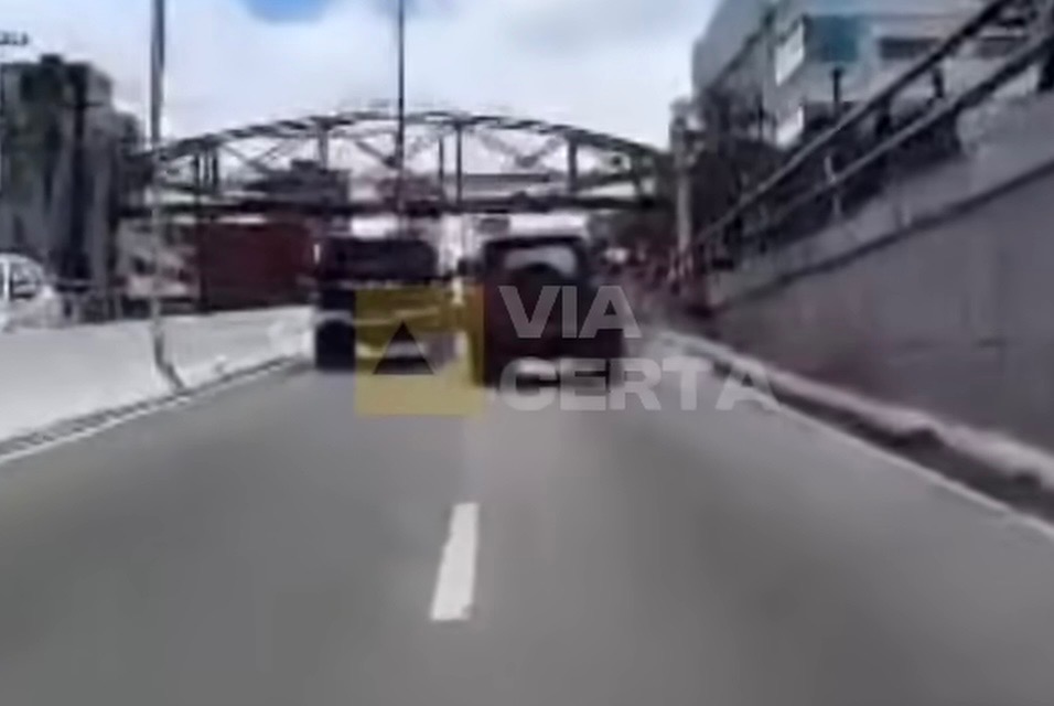 VÍDEO:     Câmera flagra momento em que carro atinge motociclista e moto pega fogo em Natal
