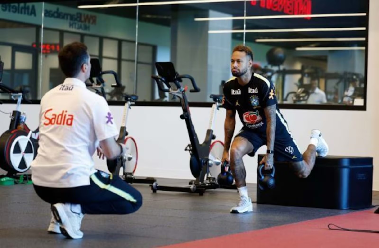 Neymar apresenta evolução em recuperação, mas segue sem prazo para voltar aos treinos