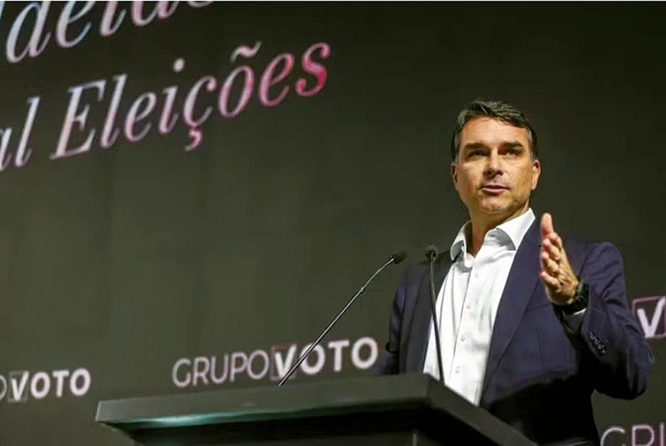 Flávio Bolsonaro sugere ligações de Dino e Lula com o crime