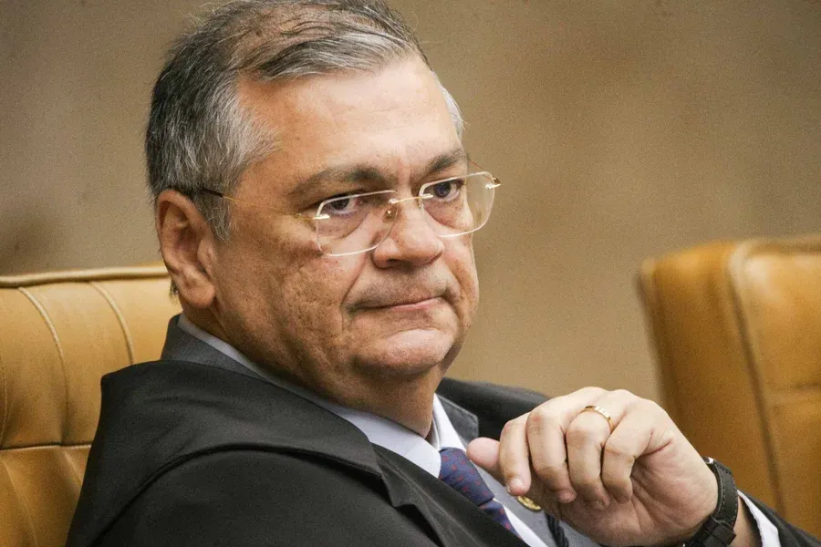 Dino impõe multa diária sobre emendas Pix sem prestação de contas