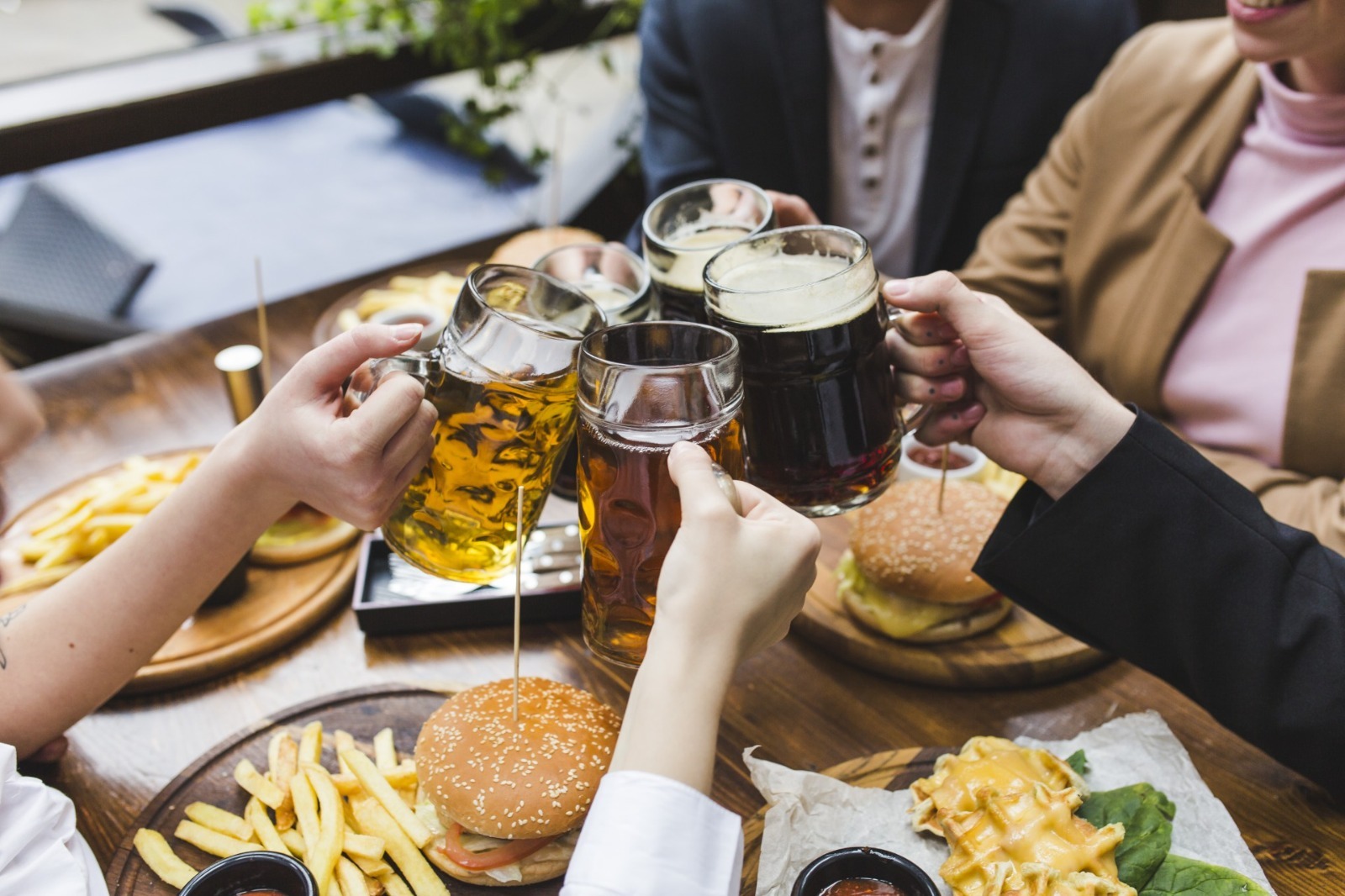 Sequência de feriados aumenta consumo excessivo de álcool e alimentos ultraprocessados, além do sedentarismo, alertam especialistas