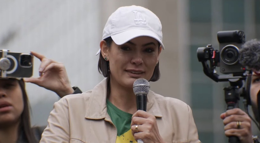 Michelle afirma que apoiará campanha de Flávio no “momento certo”
