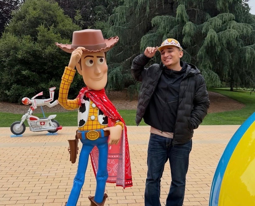 VÍDEO: João Gomes regrava "Amigo Estou Aqui" em homenagem a Toy Story 5