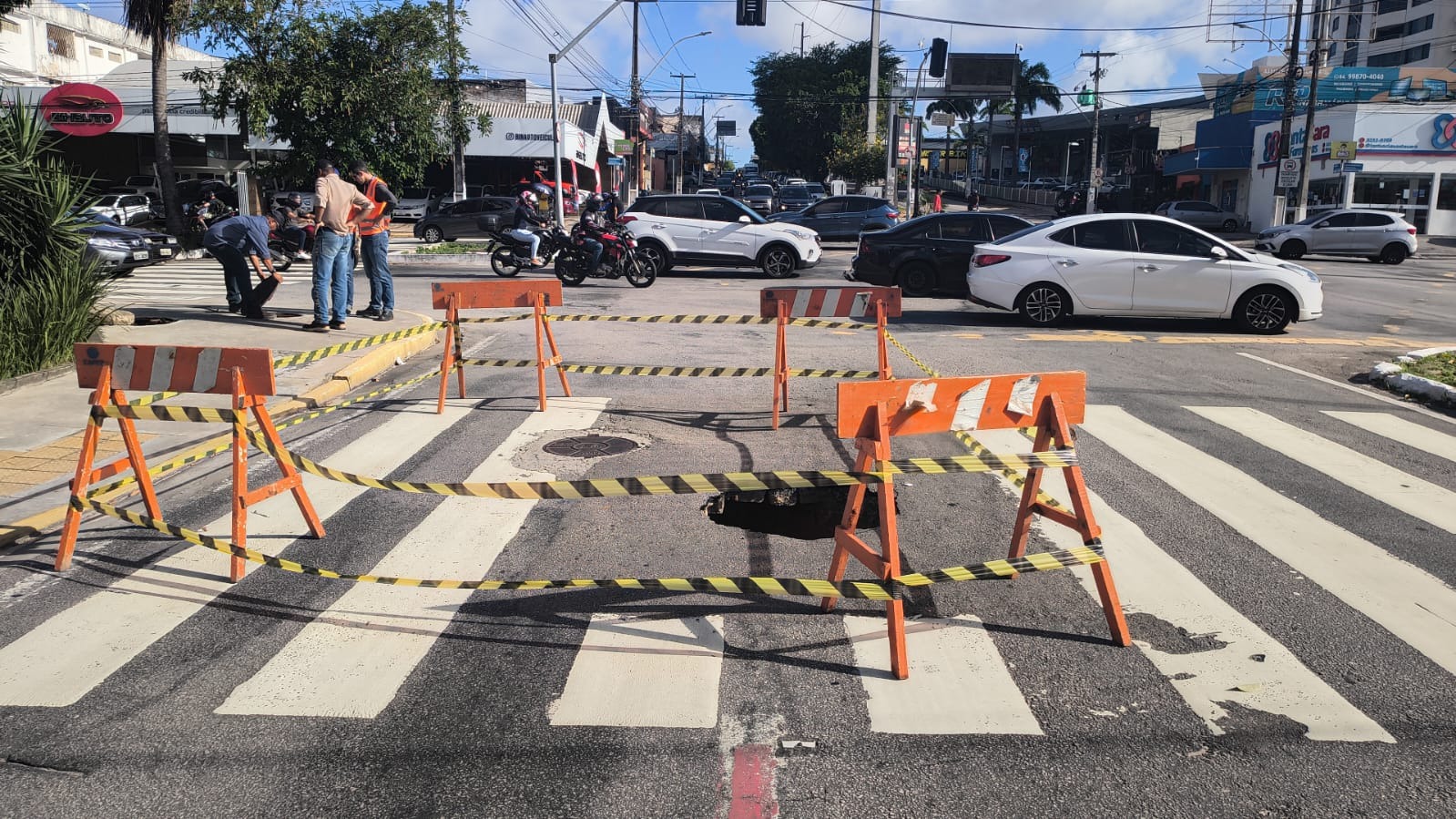 Cratera se abre na avenida Prudente de Morais e duas faixas ficam interditadas
