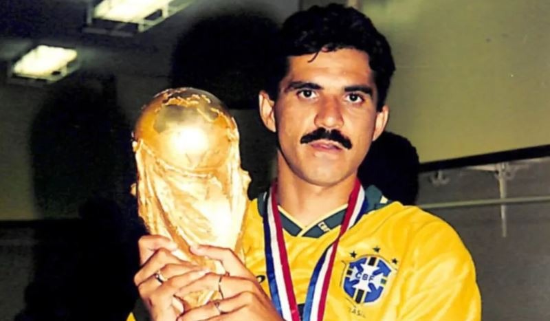 Ex-zagueiro da Seleção Brasileira é detido em aeroporto antes de embarque para a Copa