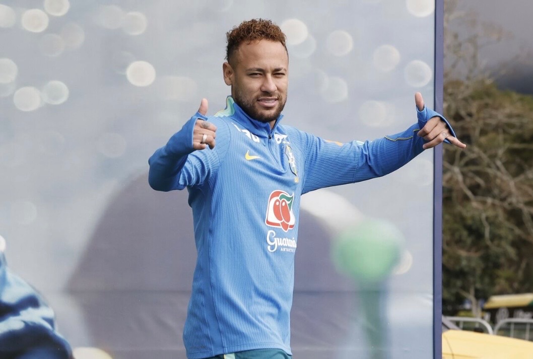 VÍDEO: Neymar mata saudade da bola em treino da Seleção, mas segue fora da estreia