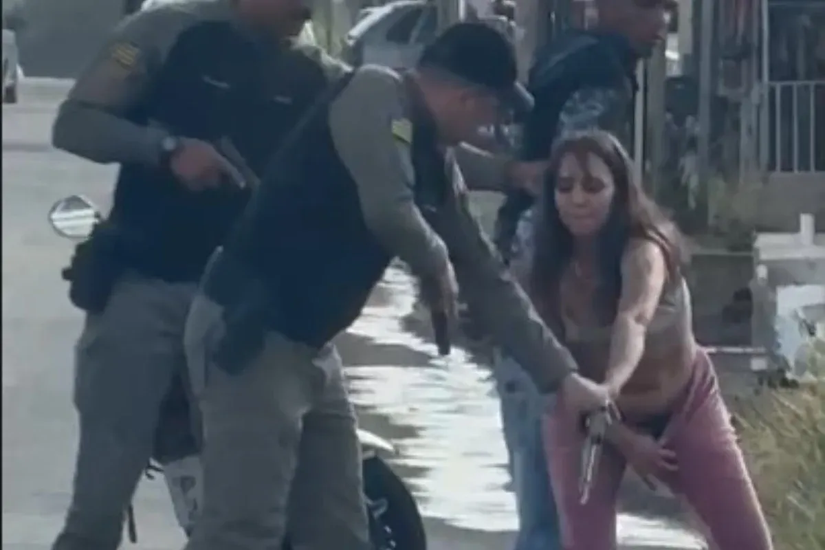 VÍDEO: PPK bélica: mulher tira pistola carregada da vagina em abordagem da PM