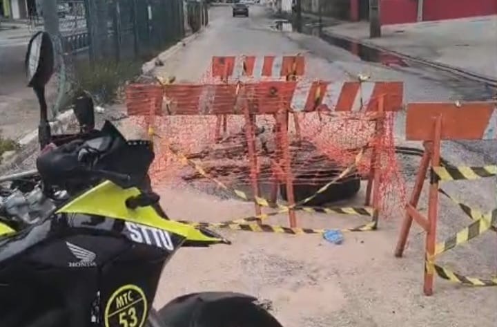 Av. Nevaldo Rocha tem faixa interditada para obra da Caern; corredor de ônibus segue operando normalmente