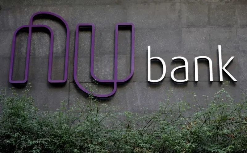 Nubank nega fim de atividades e diz que mensagem a clientes foi um "erro"