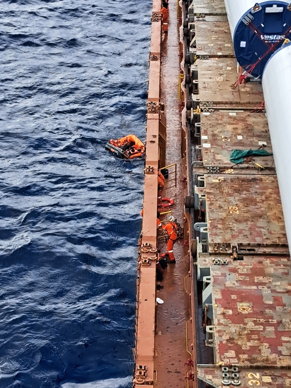 Embarcação que seguia para Fernando de Noronha naufraga e tripulantes são resgatados no litoral do RN
