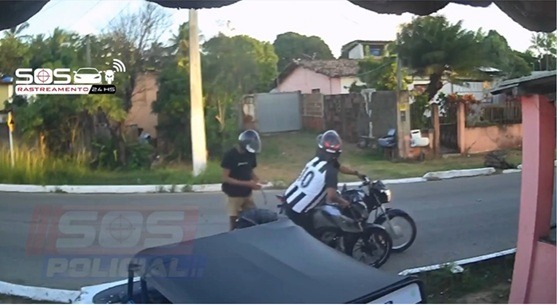 VÍDEO: Dupla armada rende motociclista e rouba moto na Grande Natal