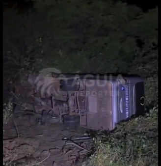 VÍDEO: Ônibus do Mossoró Esporte Clube tomba na BR-304 e deixa 27 feridos no RN