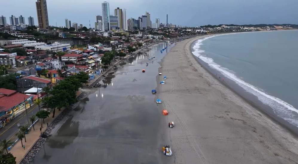 Engorda de Ponta Negra precisa de solução definitiva e não emergencial, diz engenheiro