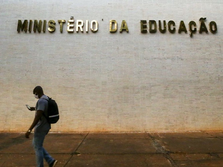 Bloqueio bilionário do Governo Federal leva MEC a alterar repasses para universidades