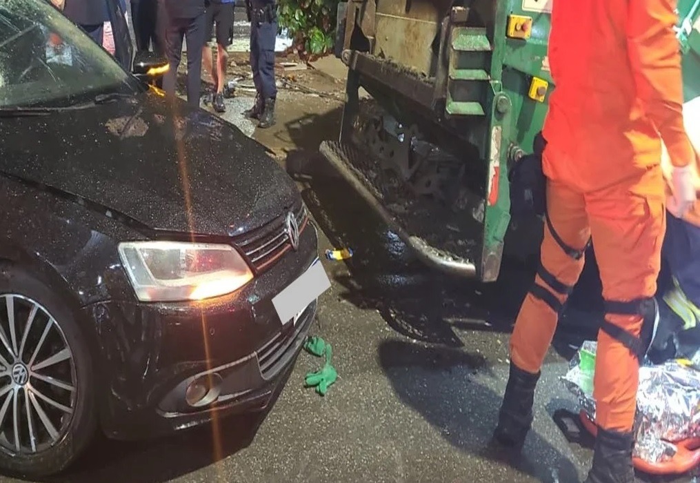 [VÍDEO] Tragédia: Motorista embriagado bate em caminhão de lixo e atropela gari 