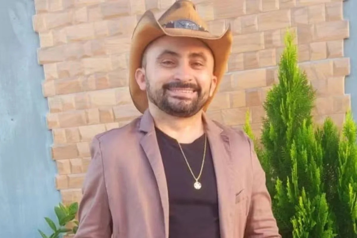 Cantor morre em grave acidente horas após realizar show; saiba quem era