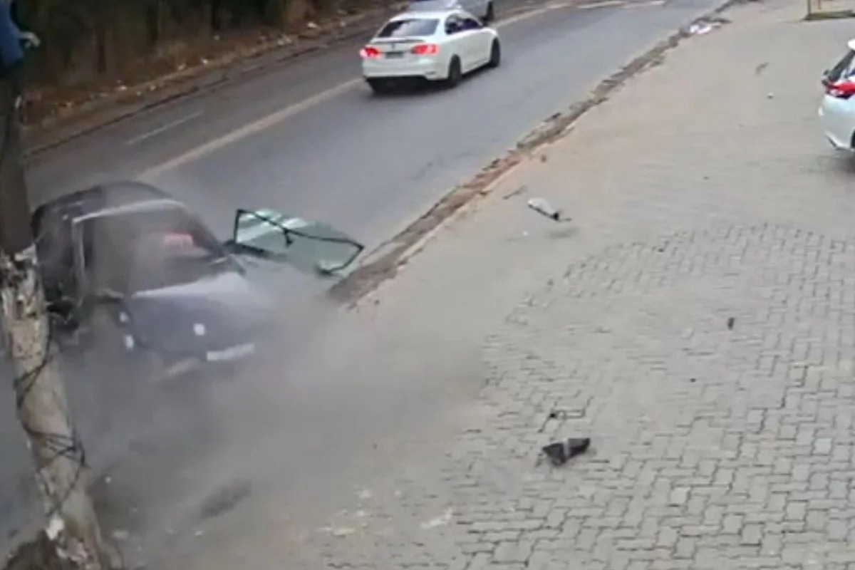 [VÍDEO] Ex não aceita fim da relação, bate carro e esfaqueia mulher após discussão