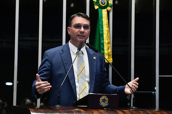 Fim da reeleição e suspensão da reforma tributária serão os primeiros atos do senador Flávio Bolsonaro, ao ser eleito Presidente...