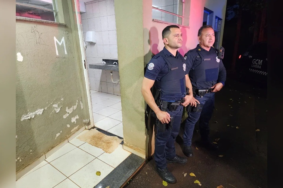 Casal de idosos é flagrado fazendo sexo em banheiro público