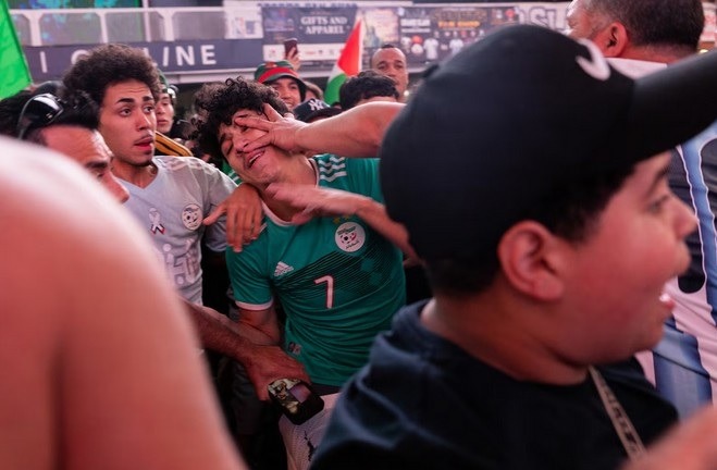 [VIDEO] Torcedores de Argentina e Argélia protagonizam pancadaria em Nova York antes da Copa; assista