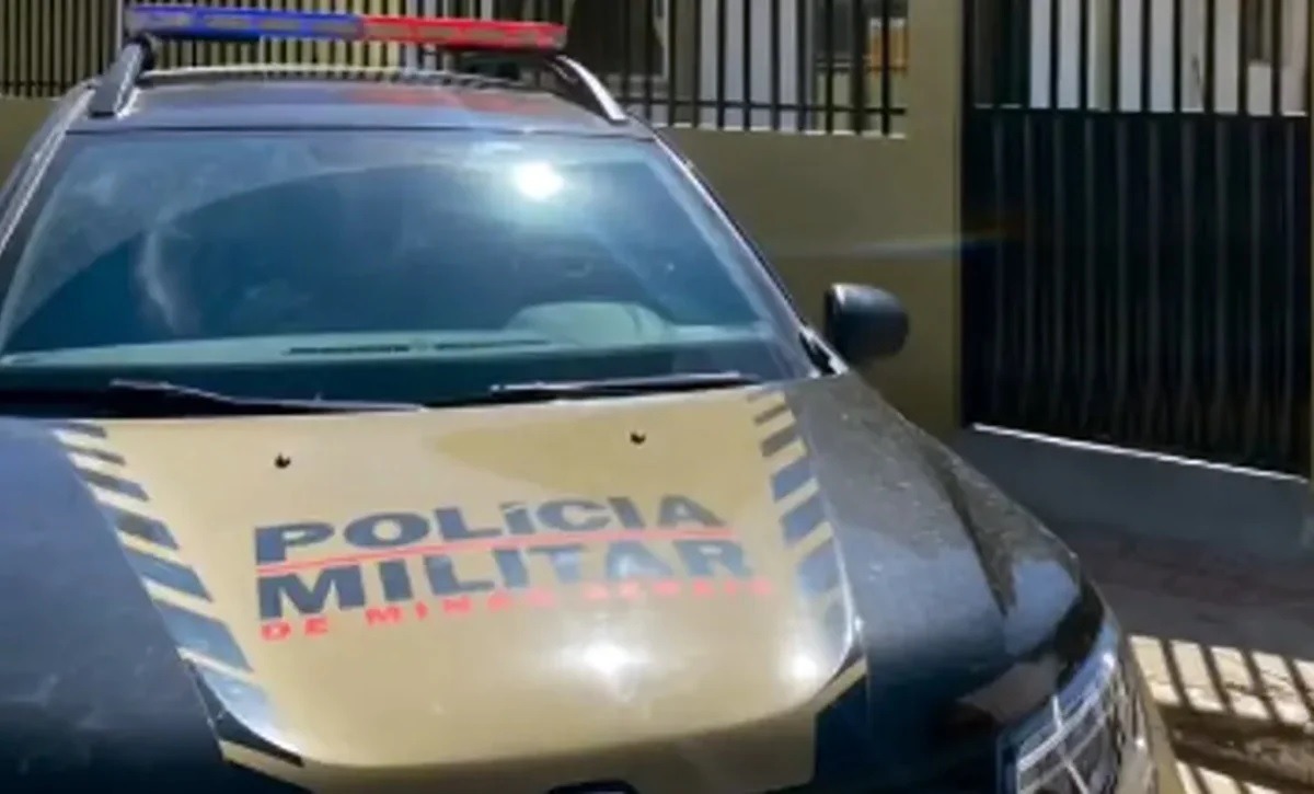 Homem é preso após espancar e estrangular ex até ela desmaiar em frente a salão