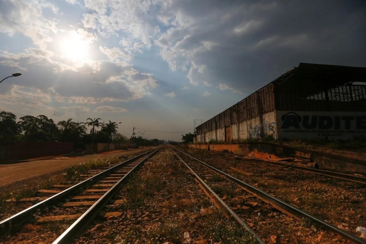 Homem tortura, mata mulher e joga corpo em trilhos de trem para simular acidente