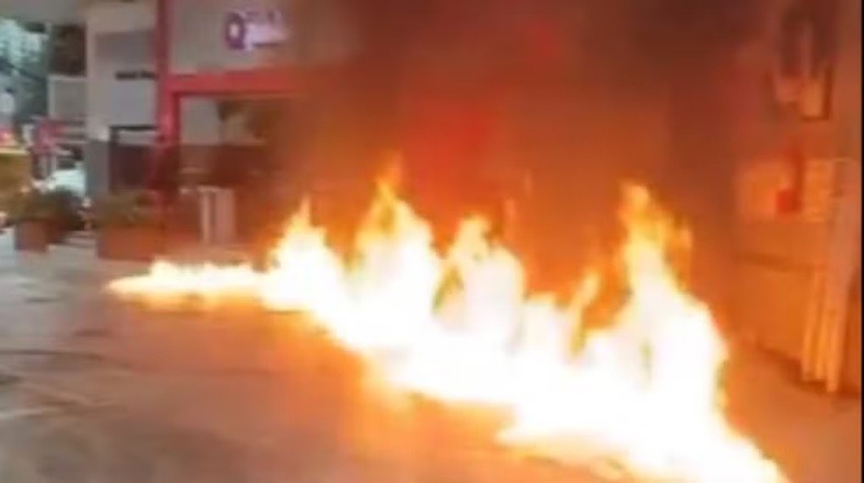 VÍDEO: Revoltado com suposta gasolina adulterada, motociclista ateia fogo em posto 