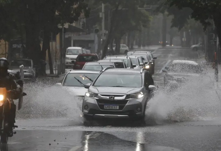 Chuvas provocam alagamentos em dois pontos de Natal na manhã desta quarta-feira, aponta STTU; confira