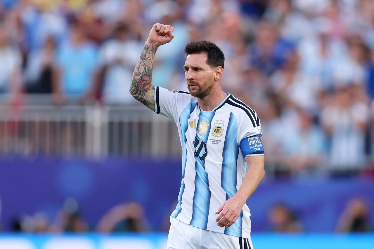 Messi alcança marca histórica e Argentina estreia na Copa com vitória