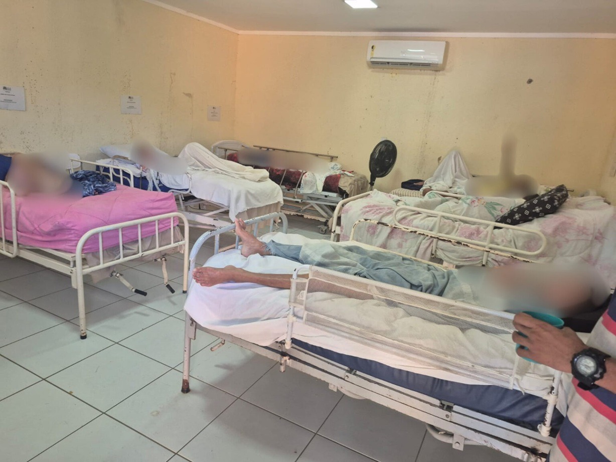 Justiça determina intervenção em abrigo no RN: idosos viviam em meio a fezes e urina