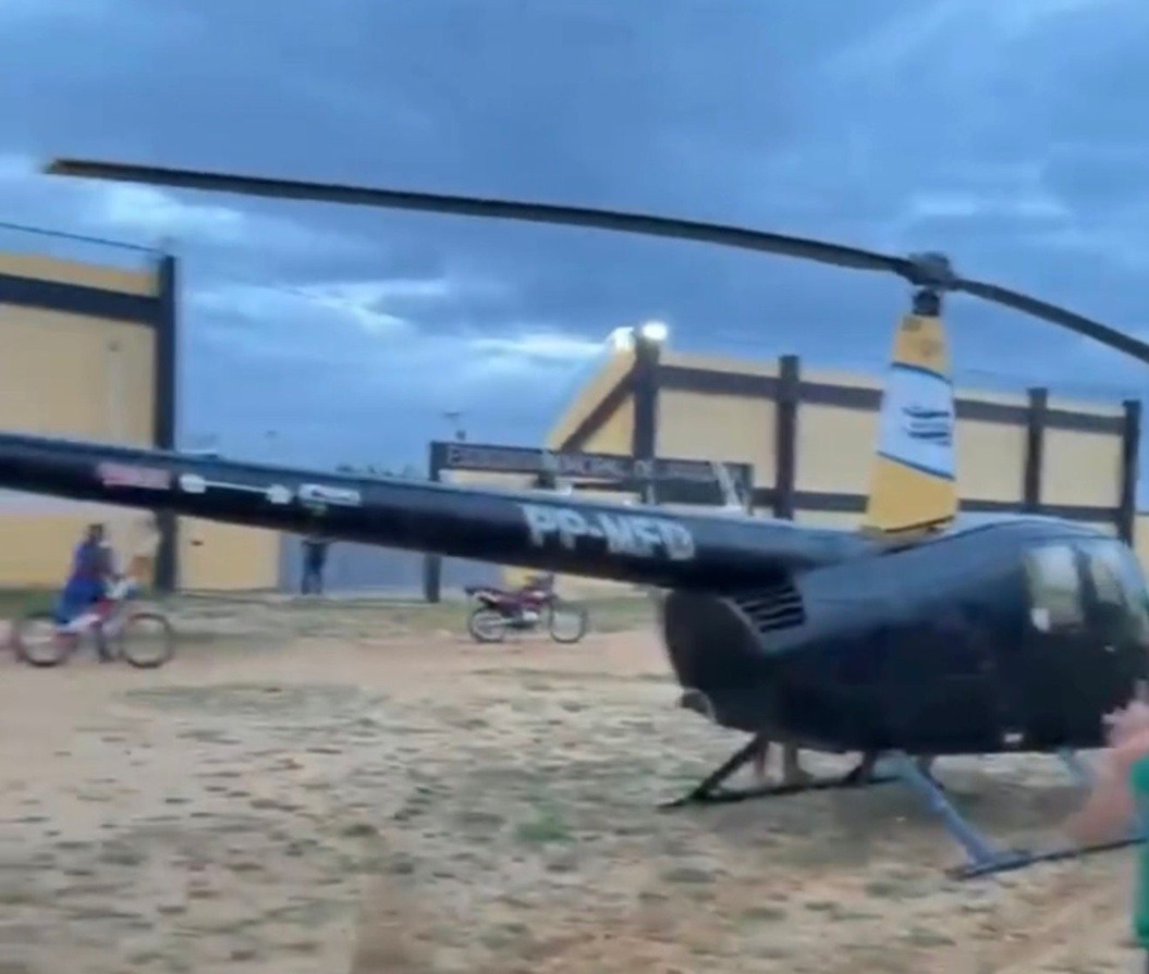VÍDEO: Helicóptero faz pouso inesperado em cidade do RN e chama atenção de moradores