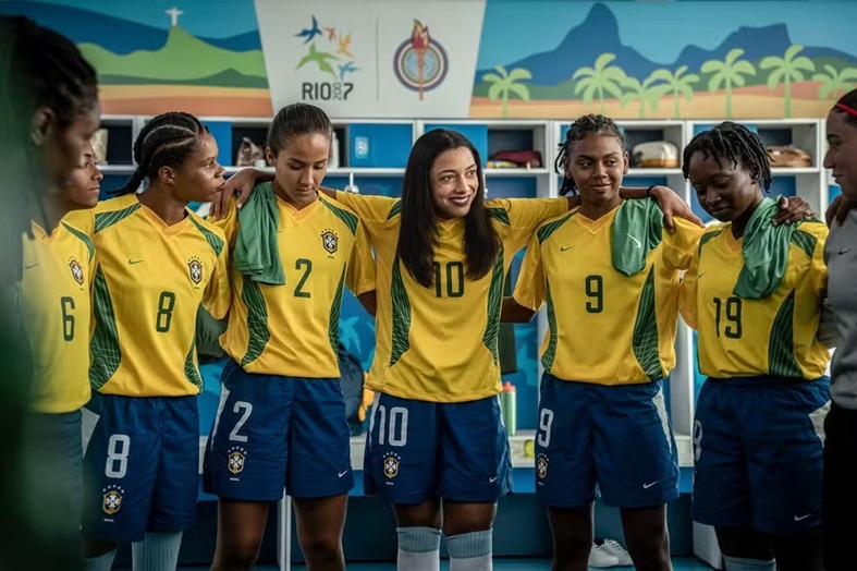 Produção divulga imagem da atriz Alice Carvalho caracterizada como a jogadora Marta; veja