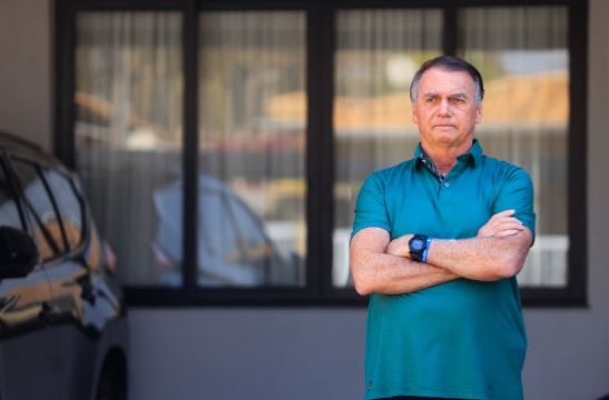 Polícia pede autorização de Moraes para ouvir Bolsonaro sobre arma apreendida em blitz