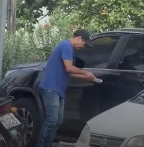 VÍDEO: Homem tenta arrombar caminhonete à luz do dia em área movimentada de Ponta Negra