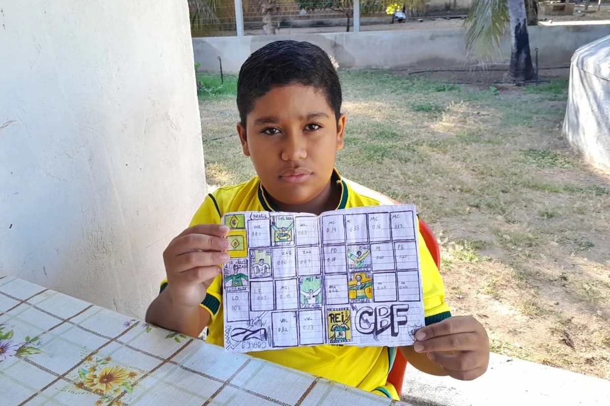[VÍDEO] Sem dinheiro para comprar álbum, menino cria versão desenhada à mão e emociona a internet