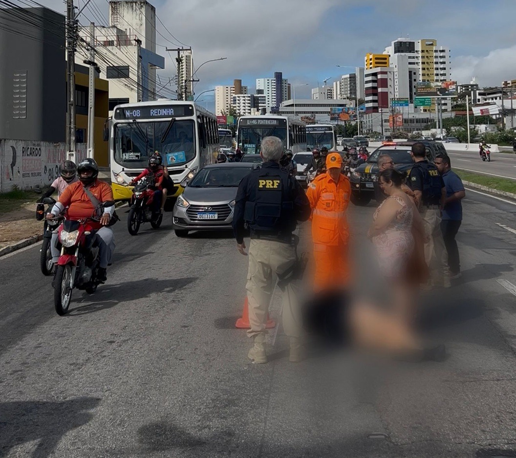 Casal sofre acidente na BR-101 após moto passar por tampa de bueiro desnivelada