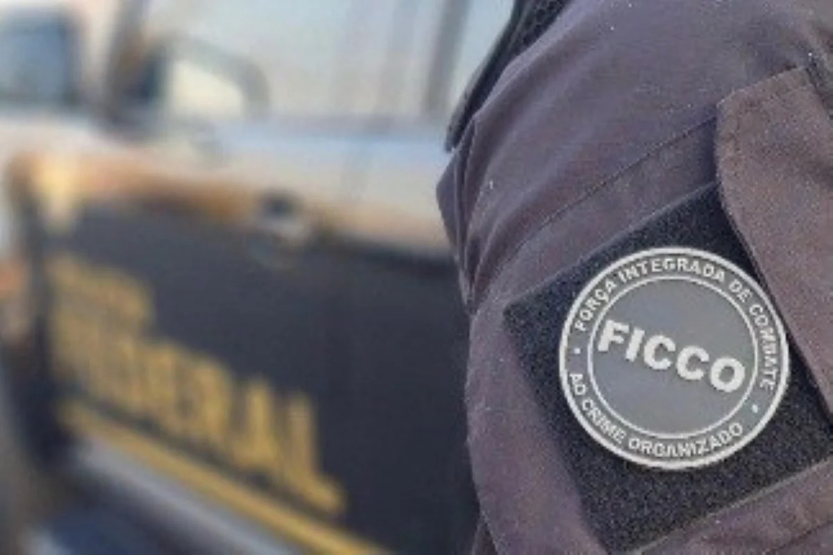 Dupla é flagrada carregando explosivos escondidos em carro