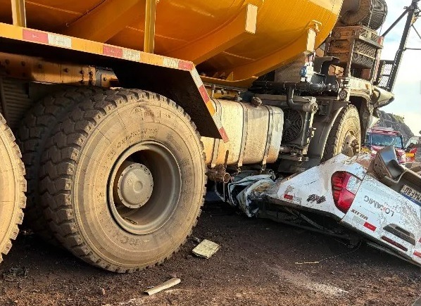 [VÍDEO] Caminhão-pipa sobe em caminhonete e mata trabalhador esmagado