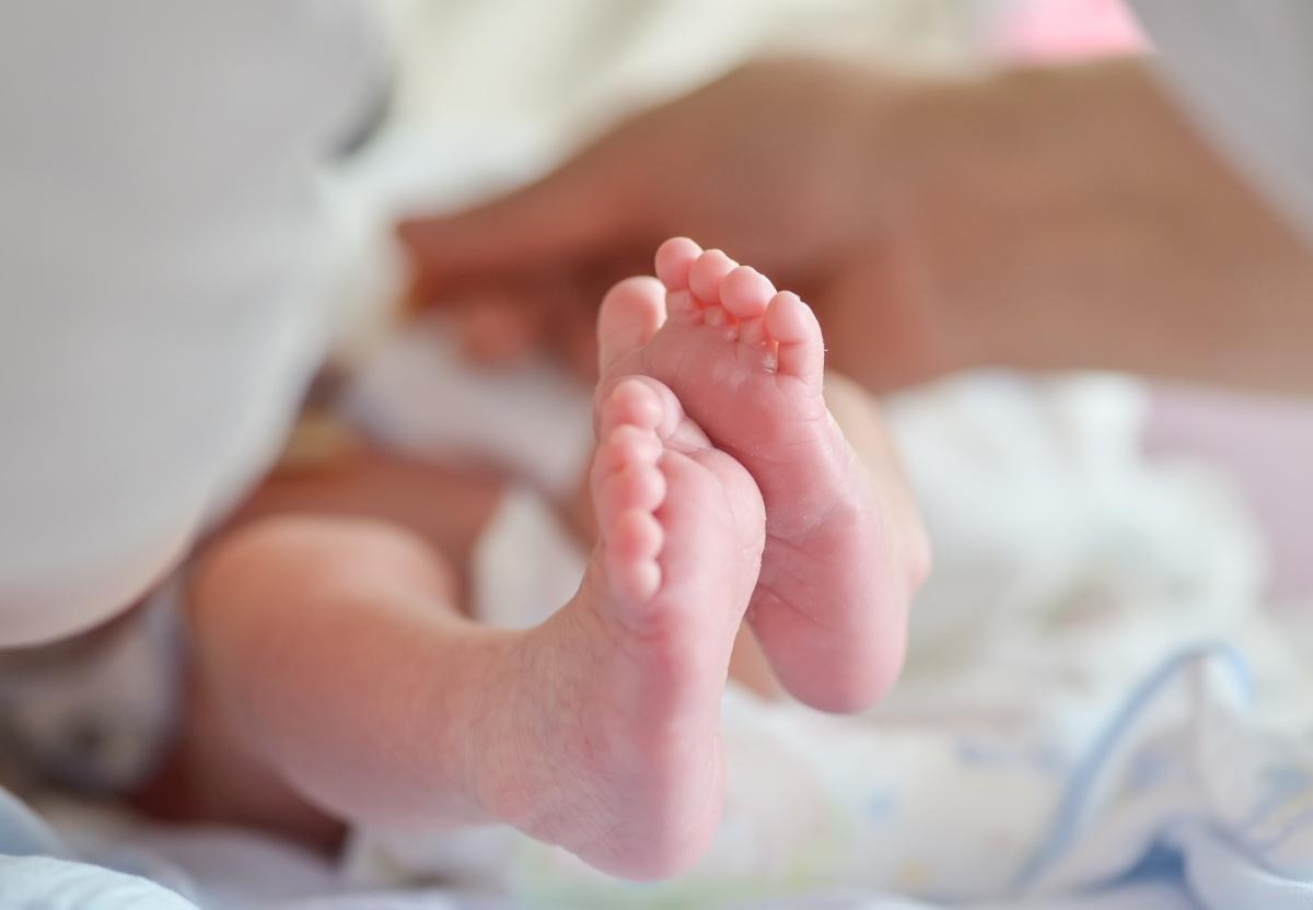 Mulher é presa 22 anos após matar a própria filha de 3 meses 