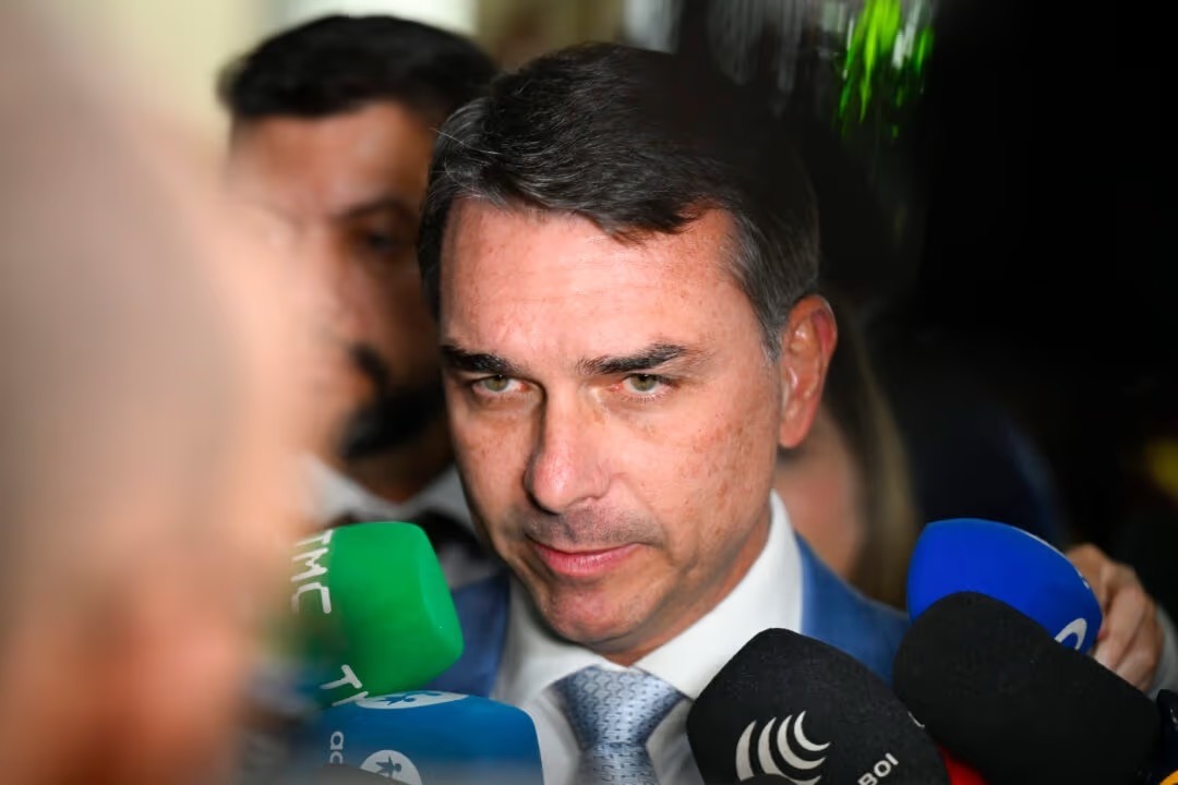 TSE manda Gleisi apagar post que associava Flávio ao Comando Vermelho