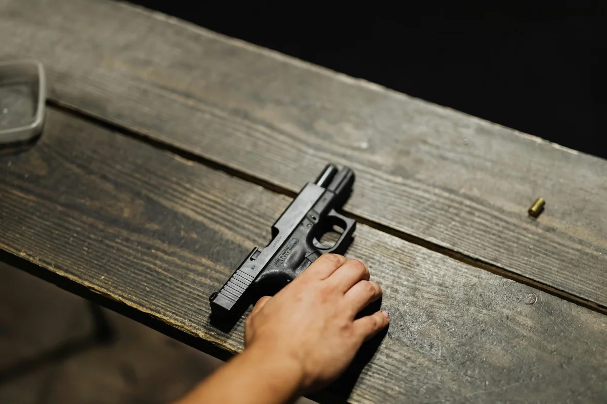 Pai tenta salvar filha de ex-companheiro armado, é executado e mulher leva cinco tiros