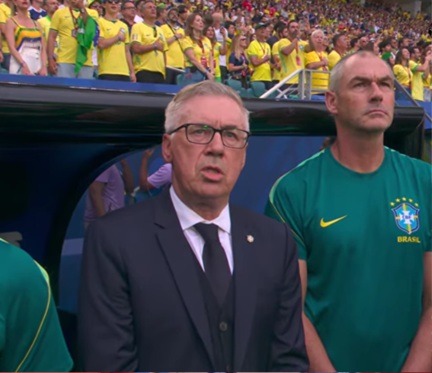 [VÍDEO] Torcida brasileira vibra com Ancelotti cantando hino; gringos invejam