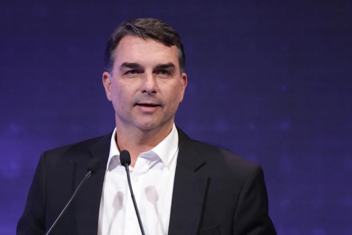 Após atrito com Michelle, Flávio Bolsonaro exalta papel das mulheres